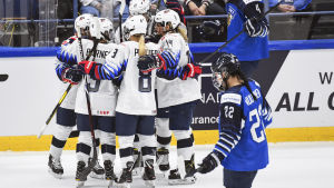 USA körde över Finland med hela 5–0 i den tredje perioden. USA firar ett av sina många mål i VM-premiären i Esbo.