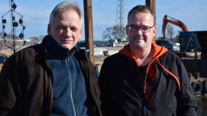 Tomas Gustafsson och Mikael Martikainen fick napp i jakten på Irmas vrak. Tomas Gustafsson och mikael Martikainen på kajen i Sumparen i Helsingfors med segelfartyg i bakgrunden.