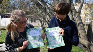 Samarbetet med Moomin Characters gick bra enligt Pöyhtäri och Kaataja. Illustratören Anni Pöyhtäri och författaren Päivi Kataja med sin bok "Hemulin Kasvio".