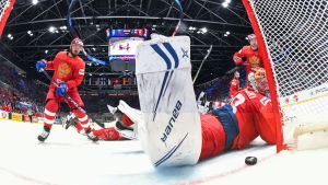 Så här nära var Finland att näta i den första perioden. Pucken ligger på den ryska mållinjen.