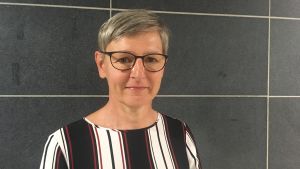Resultatet var väntat, men det var bra att det kom en precisering från SFP-gruppen, säger Mona Lehtonen från De Gröna i Pargas. Mona Lehtinen står framför en svart vägg.
