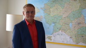 Minister Jaak Aab är säker på att tunneln kommer att byggas, men vågar inte säga när borrandet kan påbörjas. Först måste projektet vara vattentätt och trovärdigt på papper, vilket tar tid. Minister Jaak Aab framför en karta på Estland