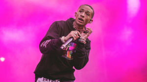 Yleisönsä villinyt Jaden tarjoili myös visuaalisesti miellyttävän show'n. Räppäri Jaden Smith seisoo lavalla pää kallellaan kuuntelemassa yleisön reaktioita. Hänen kätensä ovat hänen rintansa edessä ja hän on ikään kuin vähän kyyristyneenä. Taustalla pinkit visuaalit.