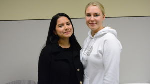 Fanny Törn och Helena Sirén tycker att den vegetariska maten är mycket godare än alternativet. tjejerna tittar in i kameran