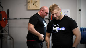 Mikael Kock trivs som fisken i vattnet på gymmet i Maxmo. Mikael Kock på gymmet tillsammans med vännen Gustav.