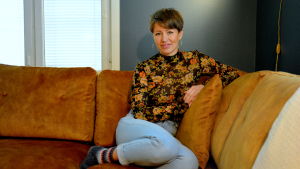 Oron och ängsligheten finns ständigt med, säger Svartsjö, men hon försöker ändå tänka att allt går att lösa på något sätt. en kvinna i blommig tröja och jeans sitter i en brun soffa