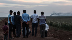 Nära gränsen mellan Turkiet och Syrien har bomber fallit ända sedan början av oktober 2019, då Turkiet inledde invasionen mot norra Syrien.. Turkiskt bombardemang av staden Tel Abyad i Syrien 10.10.2019