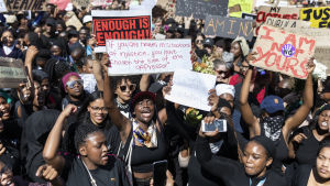 På bilden syns demonstranter som samlades i Kapstaden för att kräva att regeringen gör mer för att få slut på könsbaserat våld mot kvinnor.