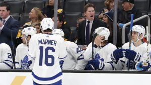 Mike Babcock försöker väcka laget i matchen mot Boston i oktober. Mike Babcock.