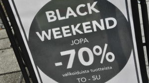 Skyltar utlovar upp till 70 procent rabatt. En svart och vit plansch som gör reklam för att man får 70 procent rabatt.