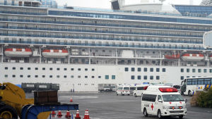En smittad passagerare hämtades av en ambulans från Diamond Princess på söndag förmiddag.