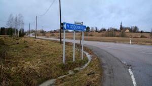 I samband med planeringen av korsningen funderar man också på en gång- och cykelväg mellan Söderkulla och Nickby. En blå trafikskylt i en korsning.