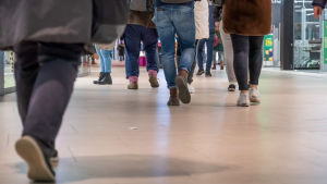 Att det är svårt få äldre att undvika till exempel folksamlingar verkar vara ett globalt problem, bland annat tidningen The New Yorker har skrivit om fenomenet. Ihmisiä kävelemässä Mall of Triplassa.