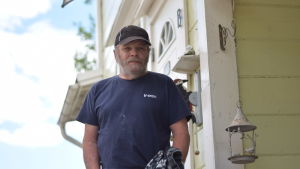 Ifall du vill hyra lägenhet av Guy Wiander så är det redan försent. Det är fullbokat ända in i augusti. Porträtt av Guy Wiander.