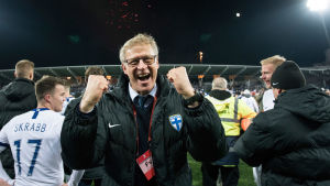 Det var en härlig känsla och jublet var otroligt efter matchen, säger Markku Kanerva om stämningen efter att Finland i mars för första gången någonsin tog sig ända till EM. Markku Kanerva gör segergest på plan.