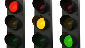 Trafikljus som visar rött, gult och grönt.