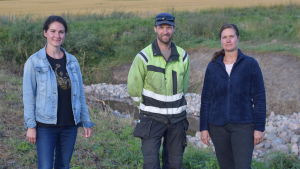 Tre nöjda vänner av miljöskydd. Från vänster Jenny Jyrkänkallio -Mikkola, Rickard Backman och Hanna Westman. Jenny Jyrkänkallio-Mikkol, Rickard Backman och Hanna Westman står på en åker. De ser in i kameran.