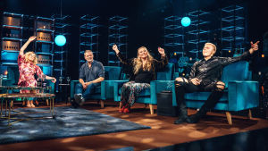 Elias Kaskinen fiilistelee yhdessä Katja Ståhlin, Roman Schatzin ja Outi Mäenpään kanssa. Katja Ståhl, Roman Schatz, Outi Mäenpää ja Elias Kaskinen fiilistelevät Elämäni Biisi -sohvilla.