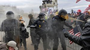 Valet i Georgia har överskuggats av de våldsamma demonstrationerna i huvudstaden Washington. Poliser och Trumpanhängare utanför kongressbyggnaden i Washington den 6 januari 2021.