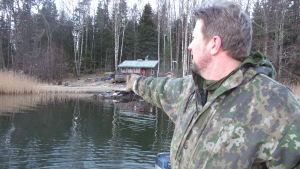 Runt Ekö utanför Lappvik lokaliserade Ari Kapanen tio vrak på juldagen. Granitstenarna från en sovjetisk sjösättningsramp leder fortfarande ut i havet. Person står i båt och pekar mot land