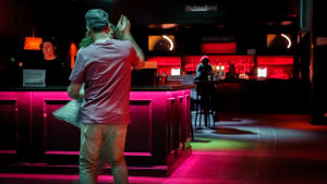 I restaurangerna i de områden som befinner sig i accelerationsfasen samt i fasen för samhällsspridning råder "dansförbud" inomhus - kunderna måste sitta vid angivna platser. Tanssiva pari yökerho Maxinessa.