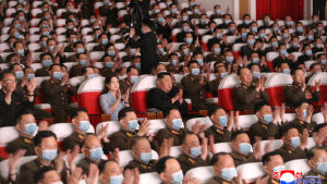 Varken Kim Jong-Un eller hans fru Ri Sol-Ju bar munskydd under en militär konsert den 6 maj. Varken Kim Jong-Un eller hans fru Ri Sol-Ju bar munskydd under en militär konsert den 6 maj.