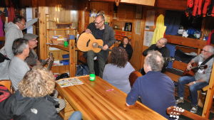 Niklas Nylund leder workshop i gitarrspel på Trubadurskeppet Niklas Nylund, workshop i gitarrspel, Trubadurskeppet