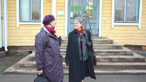 Ira Donner (t.v.) och Elsa Fromond ska ta tåget till Helsingfors. Ira Donner och Elsa Fromond väntar på tåget i Karis.
