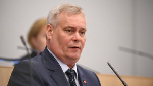 Börja med att reformera strukturerna, uppmanar Antti Rinne. Antti Rinne i riksdagen den 1 juli 2016