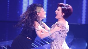 Saara Aalto och mentorn Sharon Osbourne när det blev klart att hon tagit sig till final. Saara Aalto och hennes mentor Sharon Osbourne i resultatsändningen av X Factor den 4 december 2016.