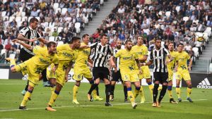 Perparim Hetemaj (längst till vänster) olycklig självmålsskytt i helgen. Perparim Hetemaj nickar in ett självmål mot Juventus.