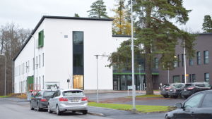 Tillbyggnaden vid Hagahemmet skulle byggas på andra sidan gatan från Raseborgs mentalvårdscenter. Ett vitt och brunt hus i Ekenäs som är Raseborgs mentalvårdscenter.