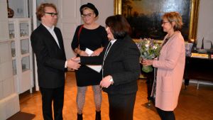 Pertti Jarla och Emmi Valve får Aktias konststipendium av Ullrike Hjelt-Hansson, styrelseordförande för Aktiastiftelsen i Borgå, samt av ombudsman Marianne Wikholm. Aktias konststipendium delas ut i Borgå 2017
