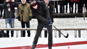 Prins William och bandyklubban. Prins William med bandyklubba i hand i Stockholm.