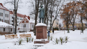 Runeberg står staty både i Borgå och i Helsingfors Staty av J.L Runeberg i Runebergsparken i Borgå under vintern