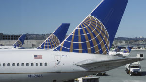 Flygbolag som United och Delta Airlines har skurit av banden till vapenlobbyn NRA efter skolskjutningen i Parkland i Florida Flygbolag som United och Delta Airlines har skurit av banden till vapenlobbyn NRA efter skolskjutningen i Parkland i Florida