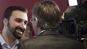 Oliver Kessler, ordförande för de unga liberala, har varit drivkraft bakom No Billag- initiativet för att slopa licensavgifterna. Ordförande för initiativet NO Billag för att slopa licensavgiften intervjuas av journalister.
