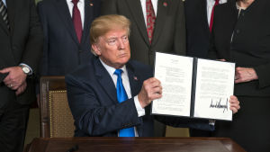 Donald Trump undertecknade dekret i går som kan leda till ett handelskrig med Kina USA:s president Donald Trump visar upp ett undertecknat beslut