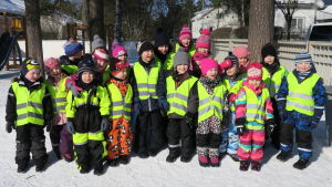 Här är ett gäng superhjälpare från Karleby ut på snälluppdrag. Gruppbild på barn från Hakalax daghem som medverkar i första avsnittet av programmet Superhjälparna år 2018