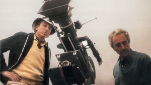 Carlo Di Palma (vas.) ja Michelangelo Antonioni. Elokuvaaja Carlo Di Palma ja elokuvaohjaaja Michelangelo Antonioni. Kuva dokumenttielokuvasta Carlo Di Palma ja elämän värit.