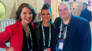 Eva Frantz och Johan Lindroos refererar sångtävlingen på plats i Lissabon. Eva Frantz, Saara Aalto och Johan Lindroos.