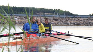 Joacim Blomster och Mathias Lehtinen tog ut Yle Åbolands reporter på en roddtur. Joacim blomster och Mathias Lehtinen tog ut Yle Åbolands reporter på en roddtur.