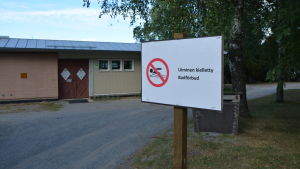 Skylt som förkunnar badförbud på Sandö i Vasa.