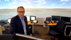 Matts-Anders Nyberg är rektor för Avia College som utbildar flygledare för finskt bruk och från och med den här hösten också svenskt, estniskt och lettiskt bruk. Matts-Anders Nyberg