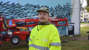 Otto Maja är en internationellt känd muralmålare. Muralkonstnären Otto vid muralen i Pojo.