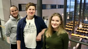 Lina Smedlund (till vänster), Daniel Tallberg och Dora Lagerspetz studerar alla vid Arcada. Lina Smedlund, Daniel Tallberg och Dora Lagerspetz på Arcada.