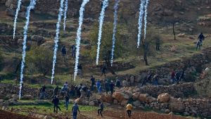 Röken från nio tårgasraketer står som ljus i marken mot palestinska demonstranter när Ramallah. Nio israeliska tårgasraketer står som ljus på marken mot palestinska demonstranter i Ramallah.