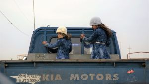 En del av barnen har kunnat återvända till skolan Två flickor åker i en pickupbil i Mosul
