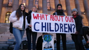 Klimatet bekymrar på bred front i dag. Västnyländska elever med en skylt med texten "What about our children?".