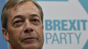 Nigel Farage ledde sitt nya parti Brexit Party till seger i EU-valet, ett EU-val många brexitivrare ansåg att britterna inte borde ha behövt rösta i. Nigel Farage framför en skylt med texten "Brexit Party".